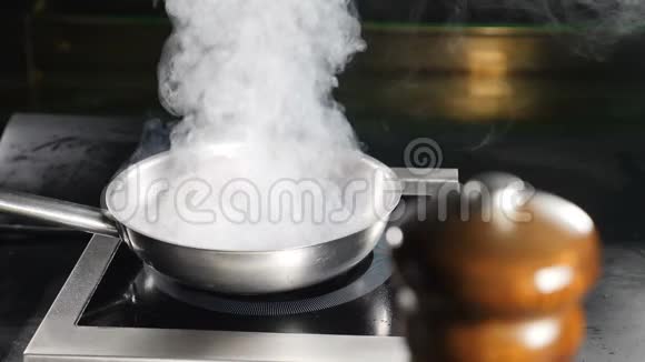 餐厅厨房用白厚蒸汽煎锅做鸭肉慢动作白水蒸气食物录像视频的预览图
