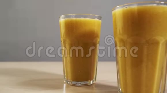 两杯橙汁白色背景特写新鲜水果鸡尾酒4K视频的预览图