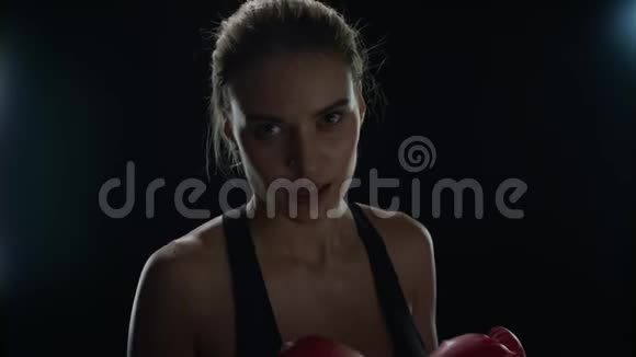 运动女性在有氧训练时戴红拳击手套打拳女拳击手视频的预览图