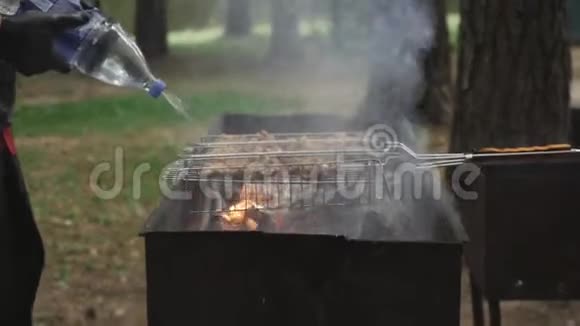 厨师用水熄灭火焰视频的预览图