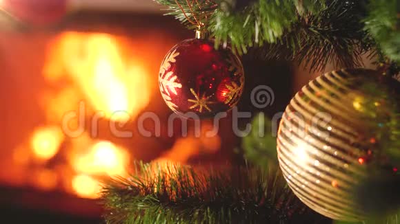 特写4k视频红色和金色的子挂在圣诞树上防止房子里的火盆着火视频的预览图