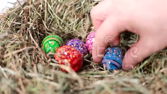 彩色复活节彩蛋的特写在巢里视频的预览图