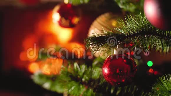 特写4k视频与Chrismtas树和壁炉新年或圣诞节来临的完美背景视频的预览图