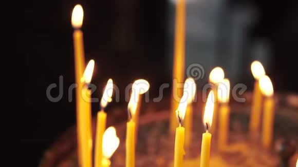 教堂里有许多蜡烛视频的预览图