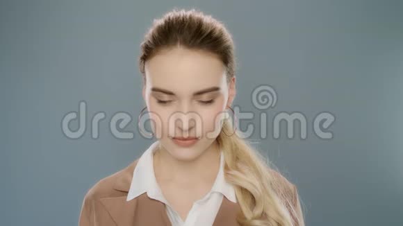 优雅的女人在灰色的背景上微笑女性男性积极面对视频的预览图