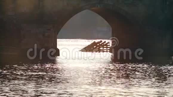河上老桥的拱太阳在水中反射视频的预览图