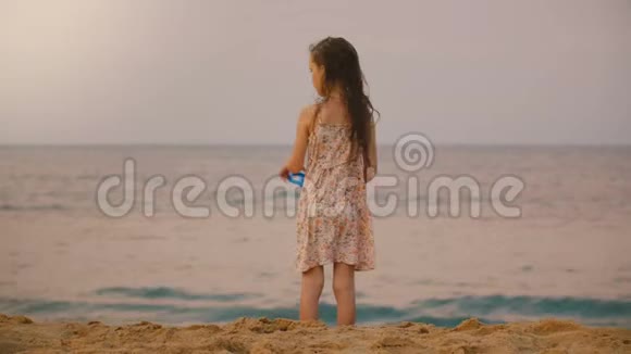 令人惊叹的后景拍摄小女孩观看大海巨浪回首斯里兰卡热带异国海滩视频的预览图