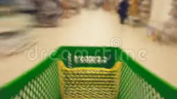 用绿色的手推车穿过商店视频的预览图