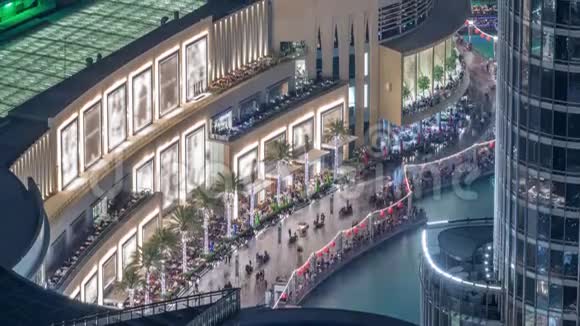 很多游客在迪拜市区的福廷斯和购物中心附近散步视频的预览图
