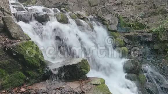 瀑布的超现实特写镜头水流向上视频的预览图