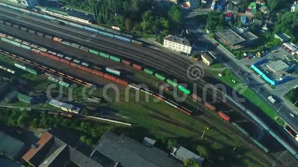 火车站彩色货车的鸟瞰图4K视频的预览图