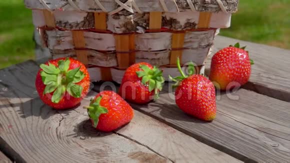 满篮草莓的餐桌全景视频的预览图