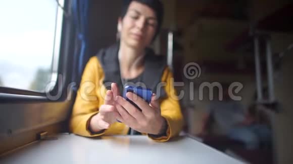 在公共交通中听耳机的女孩视频的预览图
