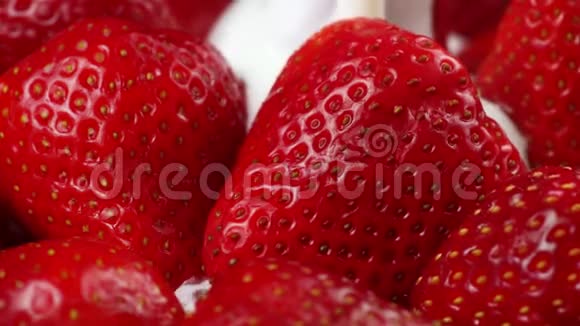 草莓浆果和白奶奶慢动作烹饪甜点视频的预览图