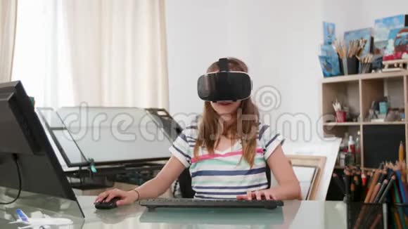 使用鼠标键盘和vr耳机玩游戏的少女视频的预览图