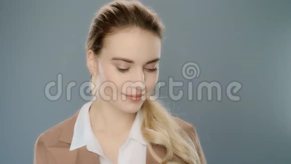 成功商业女性的肖像显示拇指向上自信的专业人士视频的预览图