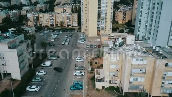 城市无人驾驶飞机飞越房屋在院子里监控秩序空中视野以色列视频的预览图