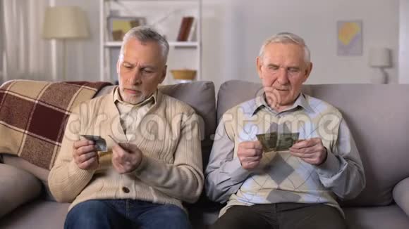 贫穷的老年男子数钱社会报酬低贫穷问题视频的预览图