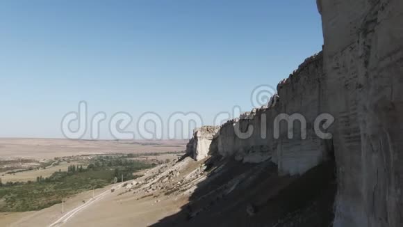 在巨大的白色悬崖的阴影下飞行沿着白色岩石的墙壁克里米亚白色岩石2019年8月视频的预览图