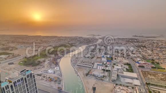 日落时分迪拜海岸线全景和鸟瞰图阿拉伯联合酋长国视频的预览图