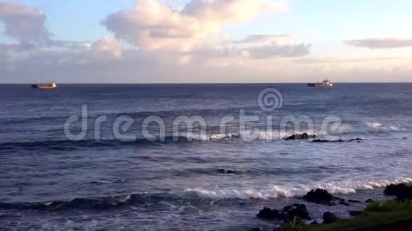 波浪在岩石海岸盘旋船在地平线上视频的预览图