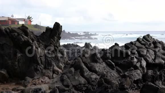 波浪在岩石溅起时低视角视频的预览图