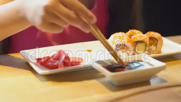 小女孩吃寿司视频的预览图