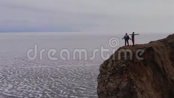 两个幸福的女人站在山顶上视频的预览图
