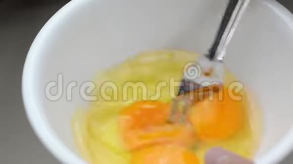 把鸡蛋放在白色的碗里煎蛋卷是最受欢迎的菜单之一视频的预览图