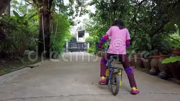 妈妈教她的孩子骑自行车视频的预览图