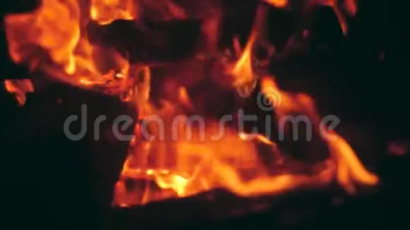 火焰和火花在夜间篝火中飞舞的慢动作视频视频的预览图