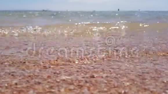 海底的特写很高兴看到很粗的沙子视频的预览图