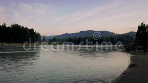 日落时分飞越河流阿尔泰俄罗斯视频的预览图