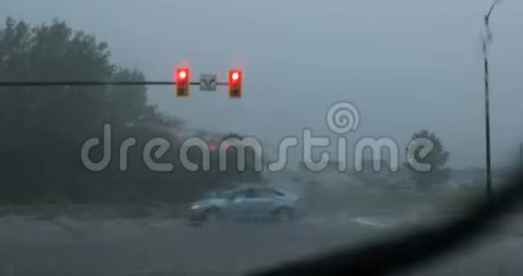 汽车在大雨中穿过十字路口视频的预览图