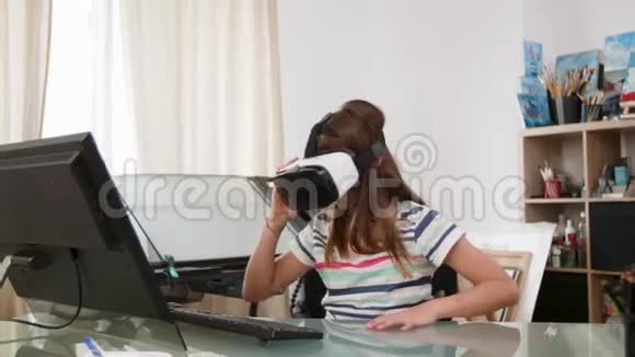 带虚拟现实耳机的少女用双手做不同的手势视频的预览图