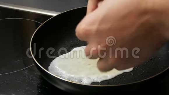 男厨师用平底锅打碎鸡蛋煮煎蛋视频的预览图