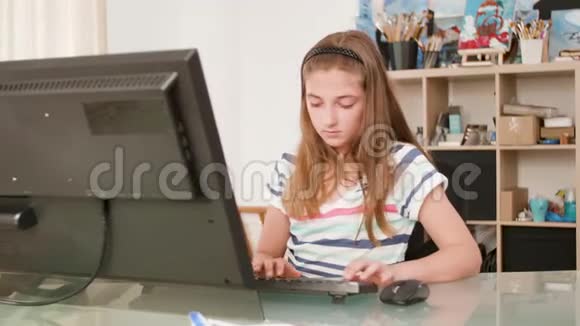 年轻女孩在键盘上输入文本并使用鼠标视频的预览图