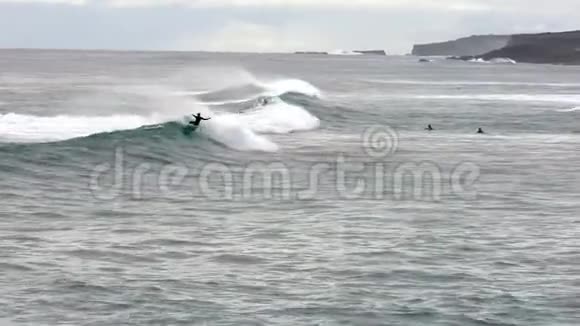 冲浪者在复活节岛乘长浪视频的预览图