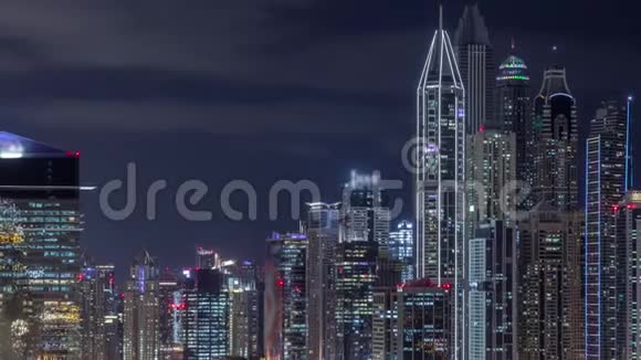 迪拜媒体城现代建筑空中夜晚时间阿拉伯联合酋长国视频的预览图