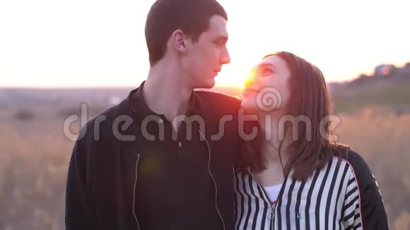 日落时接吻的情侣视频的预览图