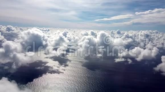飞机窗户飞过蓬松的云层视频的预览图