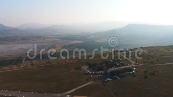 从空中俯瞰科克泰贝尔克里米阿奥古斯特Klementyev山上的轻型航空机场视频的预览图
