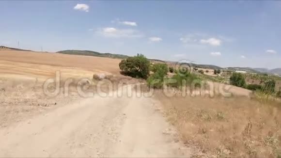 AlcalalaReal旁边夏季景观的乡村小路视频的预览图