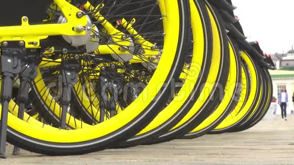 黄色自行车连续停放自行车出租路人路过视频的预览图