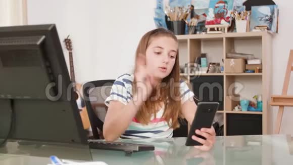 十几岁的女孩和她的朋友在视频电话中聊天视频的预览图