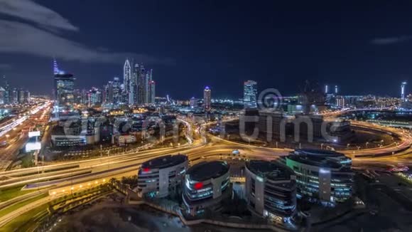 迪拜媒体城现代建筑空中夜晚时间阿拉伯联合酋长国视频的预览图