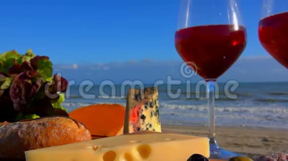带红酒和奶酪的海边浪漫野餐视频的预览图