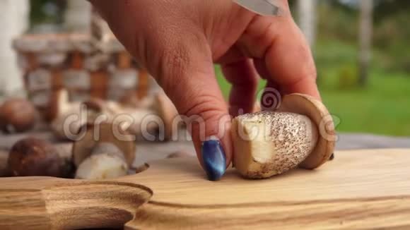 用刀切在木板上的蘑菇视频的预览图