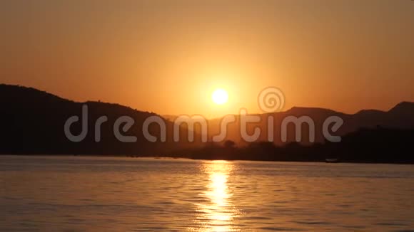 美丽的日落从大海到山丘的景色视频的预览图