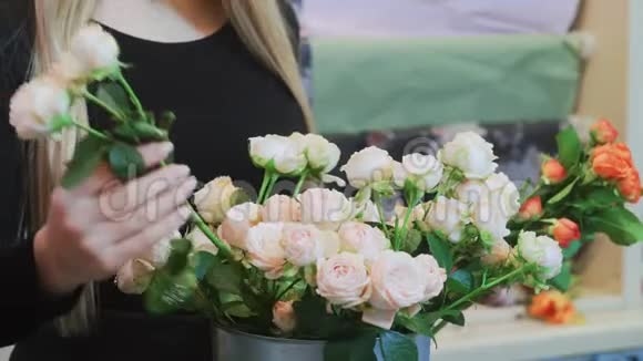 花匠拿着粉红色的玫瑰做花束视频的预览图